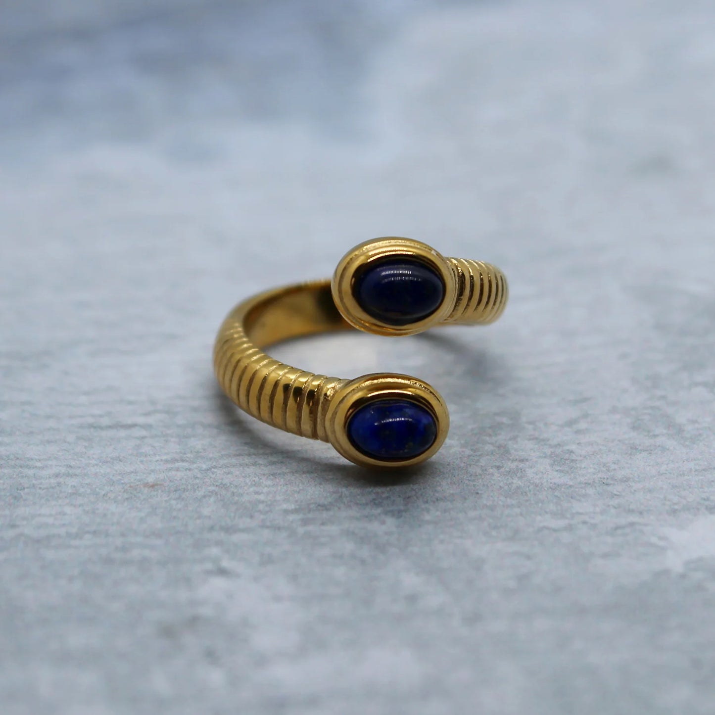 Bague serpent en pierre